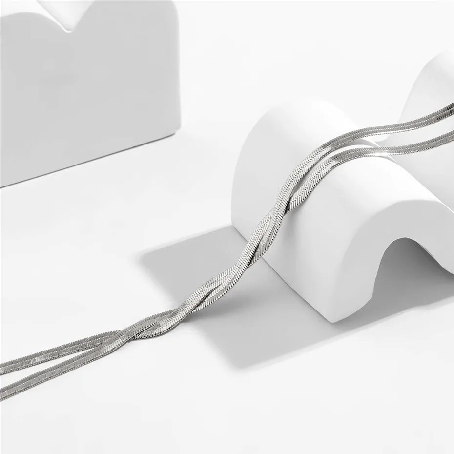 Elegant lang halskæde med justerbart slange-design