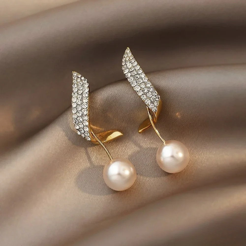 "Perlenohrringe" can be rewritten as "Perlen-Ohrstecker" or "Ohrhänger mit Perlen." If you're looking for something more descriptive, you could say "Elegante Perlenohrringe" or "Schicke Perlen-Ohrschmuck." Let me know if you need more options!