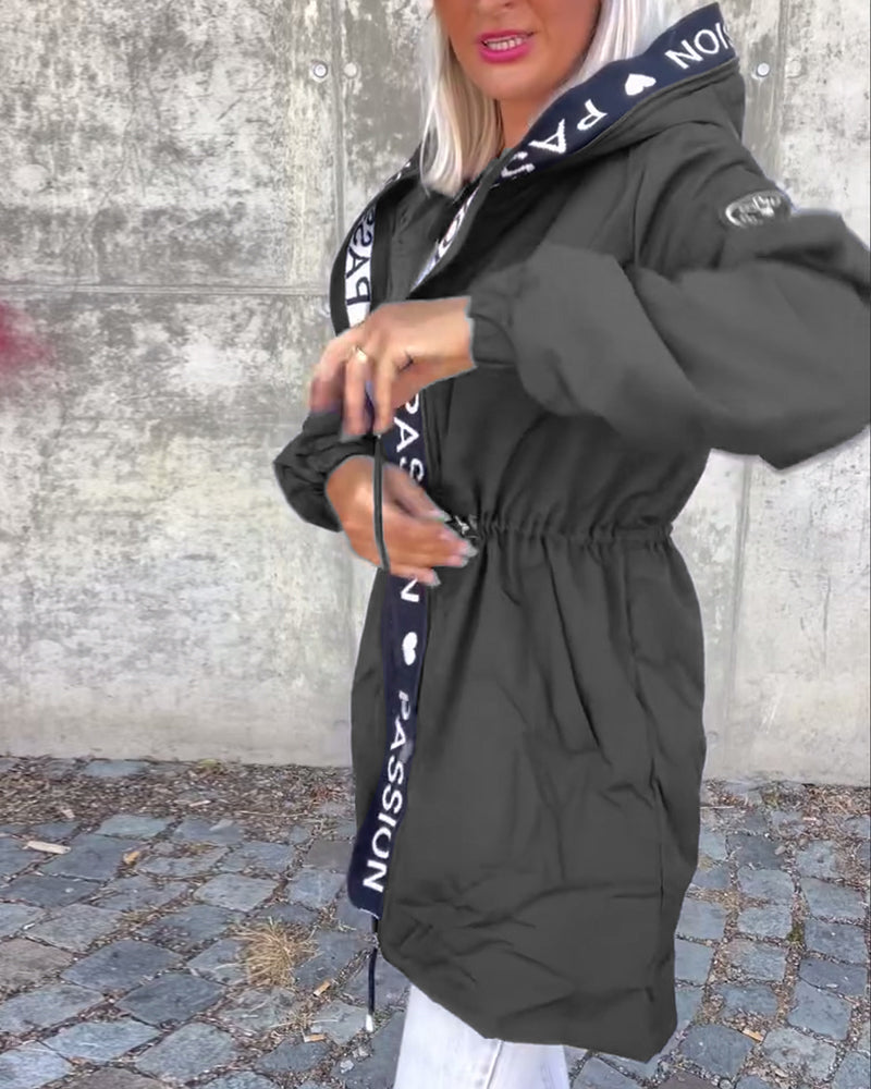 Casual hættejakke med snøre og bogstavmotiv