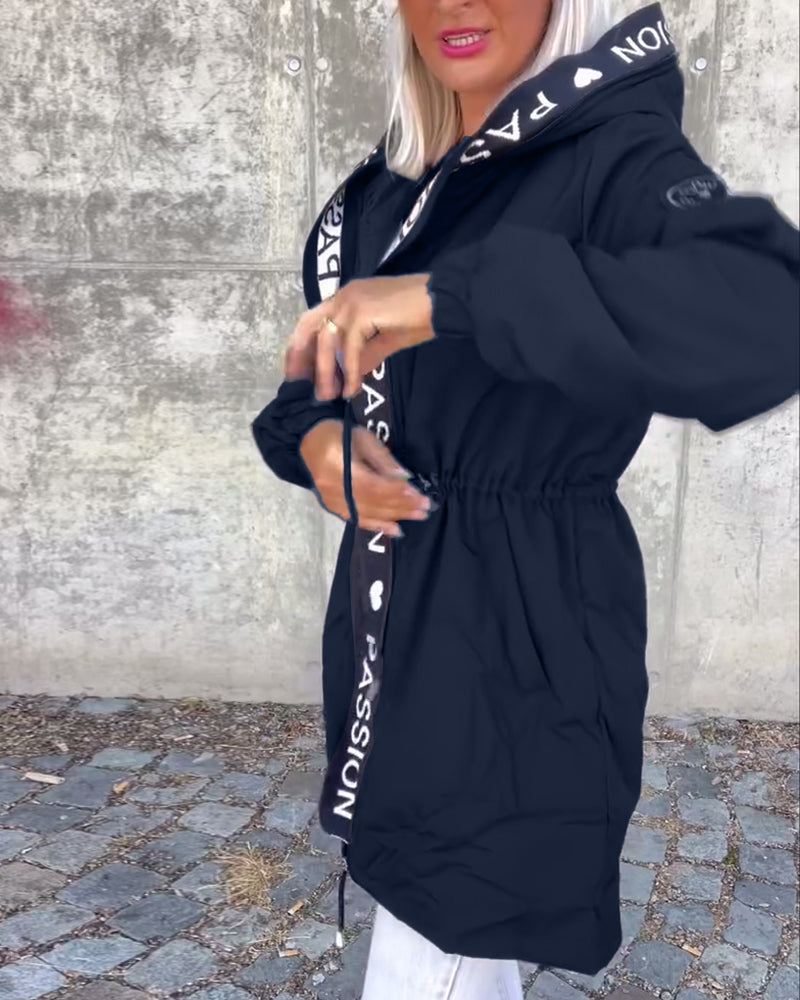 Casual hættejakke med snøre og bogstavmotiv