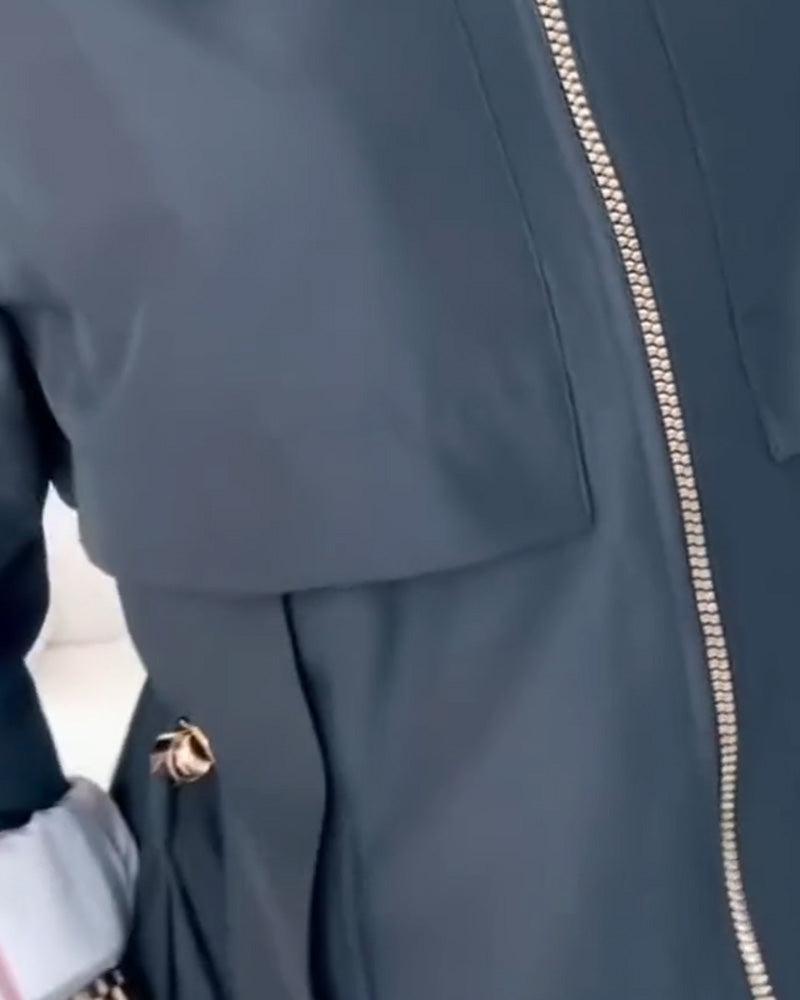 "Trenchcoat med Hætte" can be rewritten as "Hættetrenchcoat".