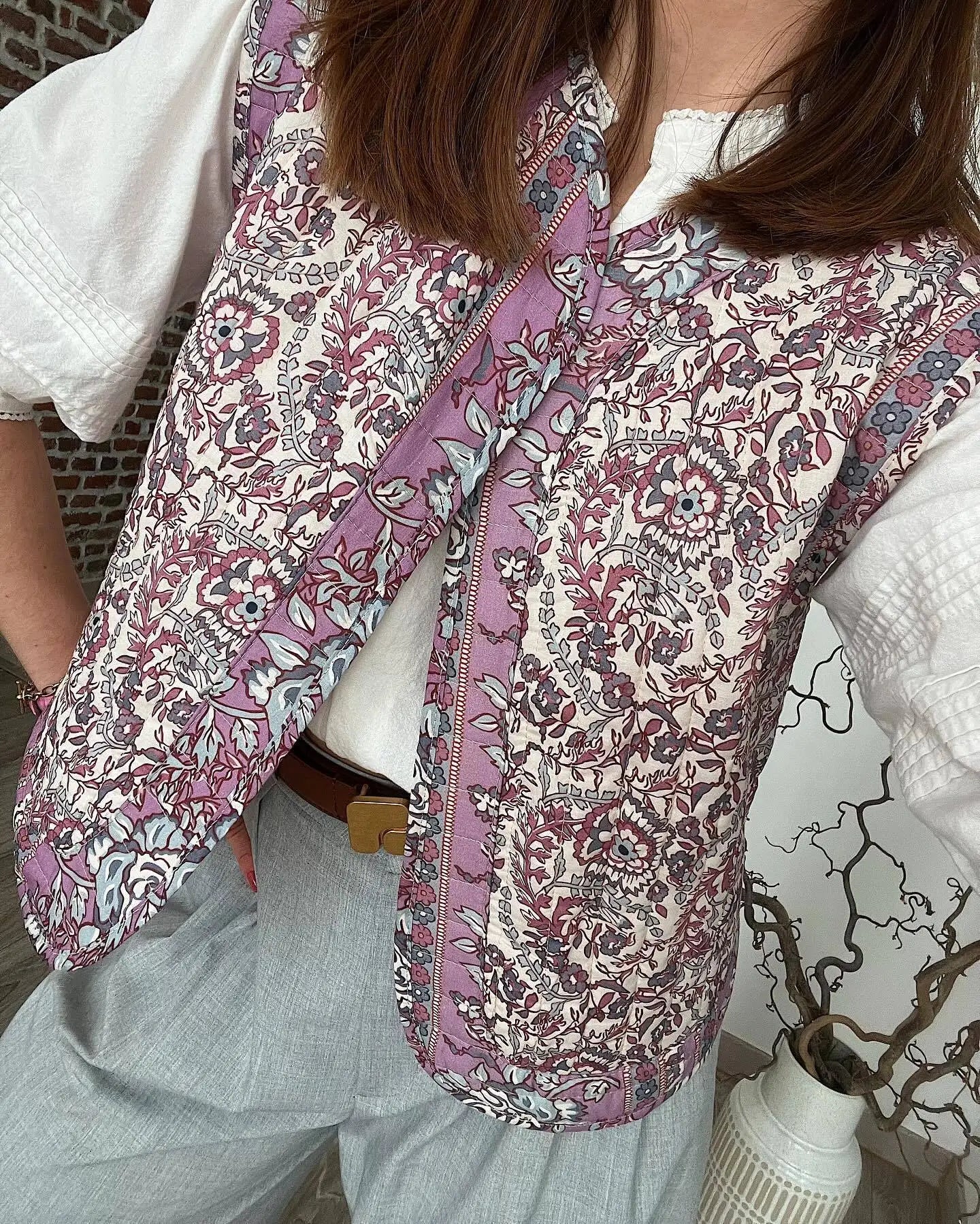 Freja | Blomsterprintet quiltet vest med åben front – ideel til et afslappet, retro look.