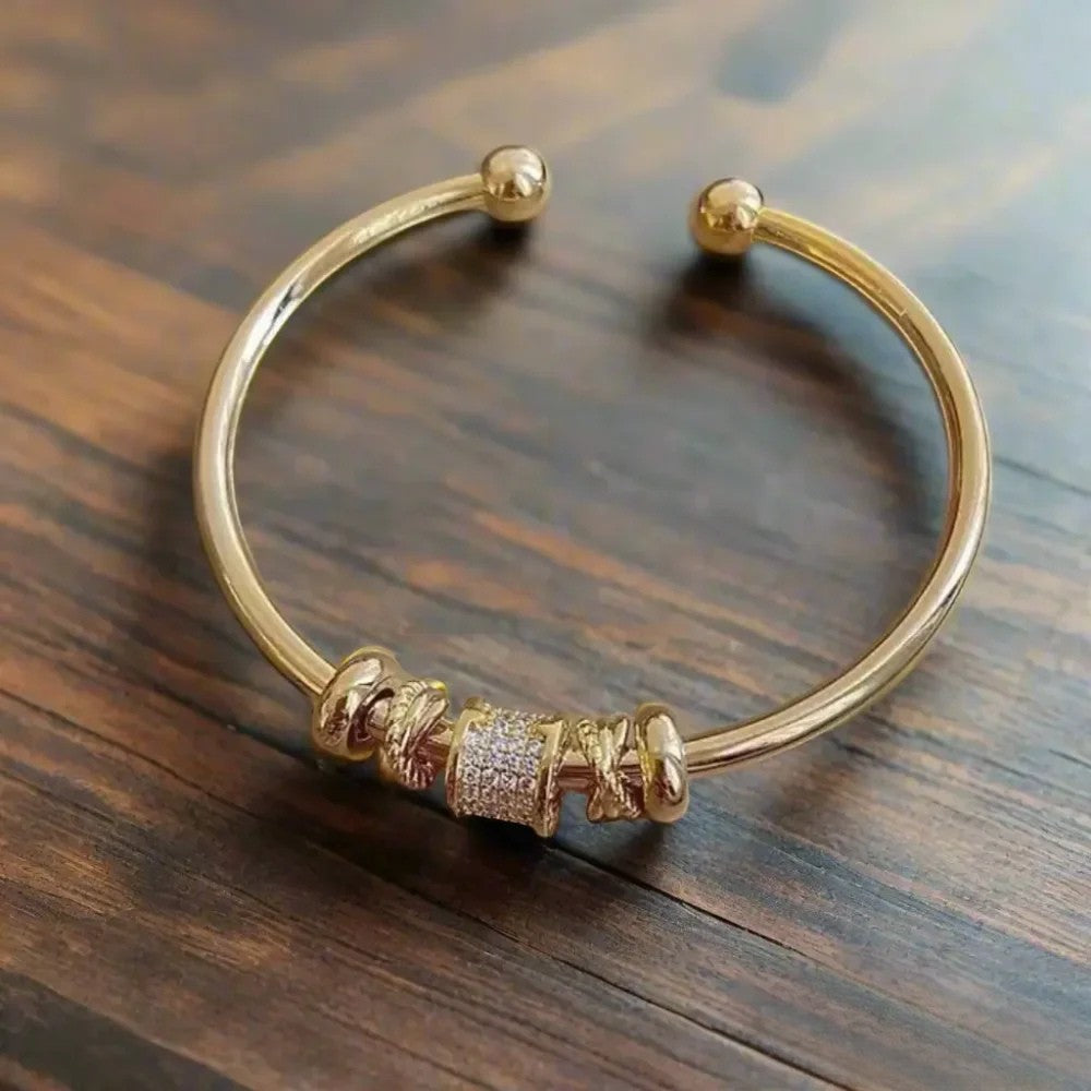 Justérbart armbånd med gyldne charms