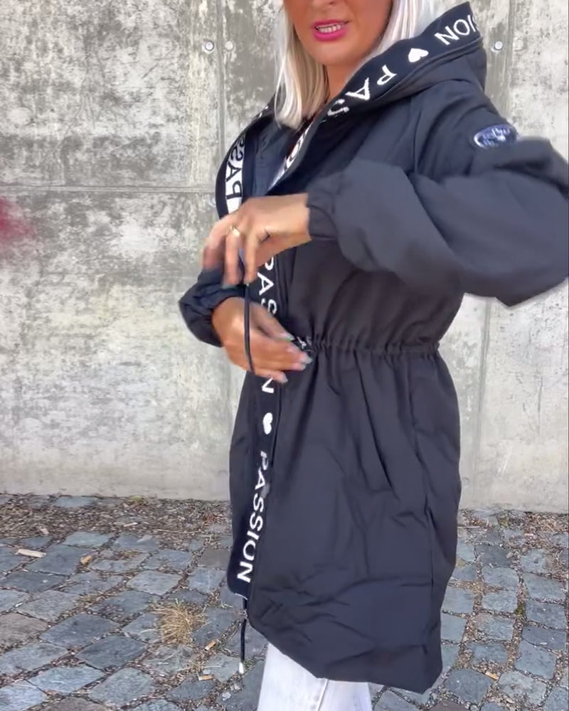Casual hættejakke med snøre og bogstavmotiv