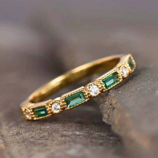 "Retro Grøn Zirkonia Guld Ring med Indlæg" can be rewritten as "Vintage Grøn Zirkonia Guld Ring med Indlæg".