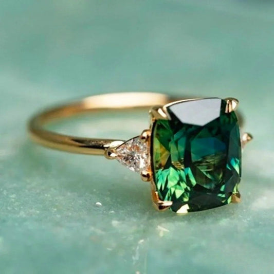 Ring i guld med grøn zirkonia