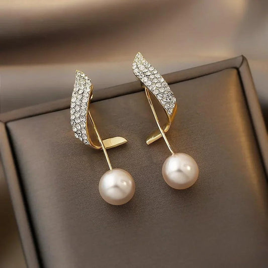 "Perlenohrringe" can be rewritten as "Perlen-Ohrstecker" or "Ohrhänger mit Perlen." If you're looking for something more descriptive, you could say "Elegante Perlenohrringe" or "Schicke Perlen-Ohrschmuck." Let me know if you need more options!