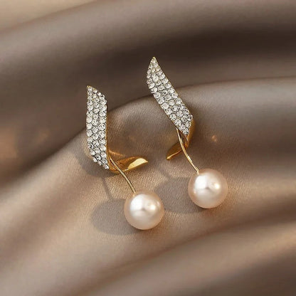 "Perlenohrringe" can be rewritten as "Perlen-Ohrstecker" or "Ohrhänger mit Perlen." If you're looking for something more descriptive, you could say "Elegante Perlenohrringe" or "Schicke Perlen-Ohrschmuck." Let me know if you need more options!
