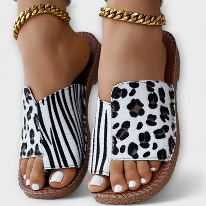 Stilfulde tofarvede slides med leopardprint