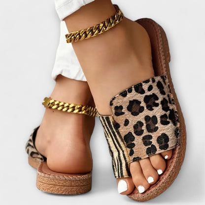 Stilfulde tofarvede slides med leopardprint