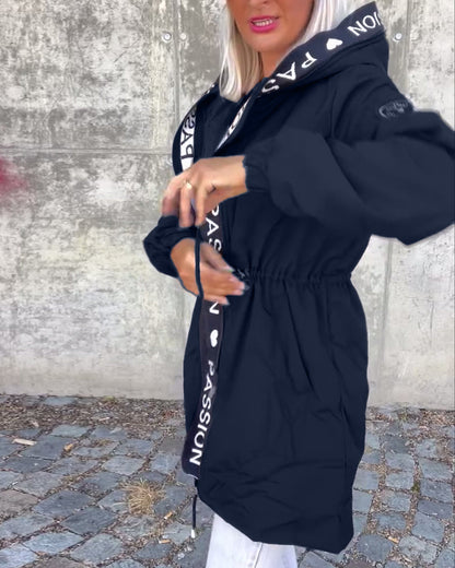 Casual hættejakke med snøre og bogstavmotiv