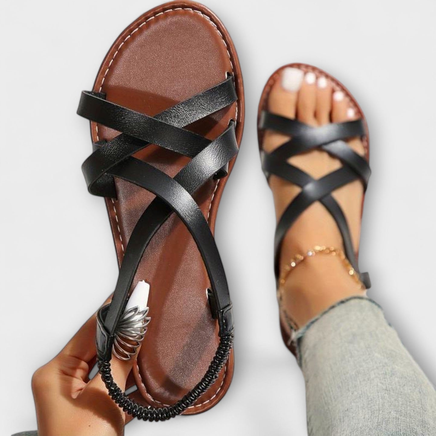 "Deborah - Dame Sandaler med Let Krydsrem" could be rewritten as "Deborah - Kvindelige Sandaler med Behagelig Krydsrem".