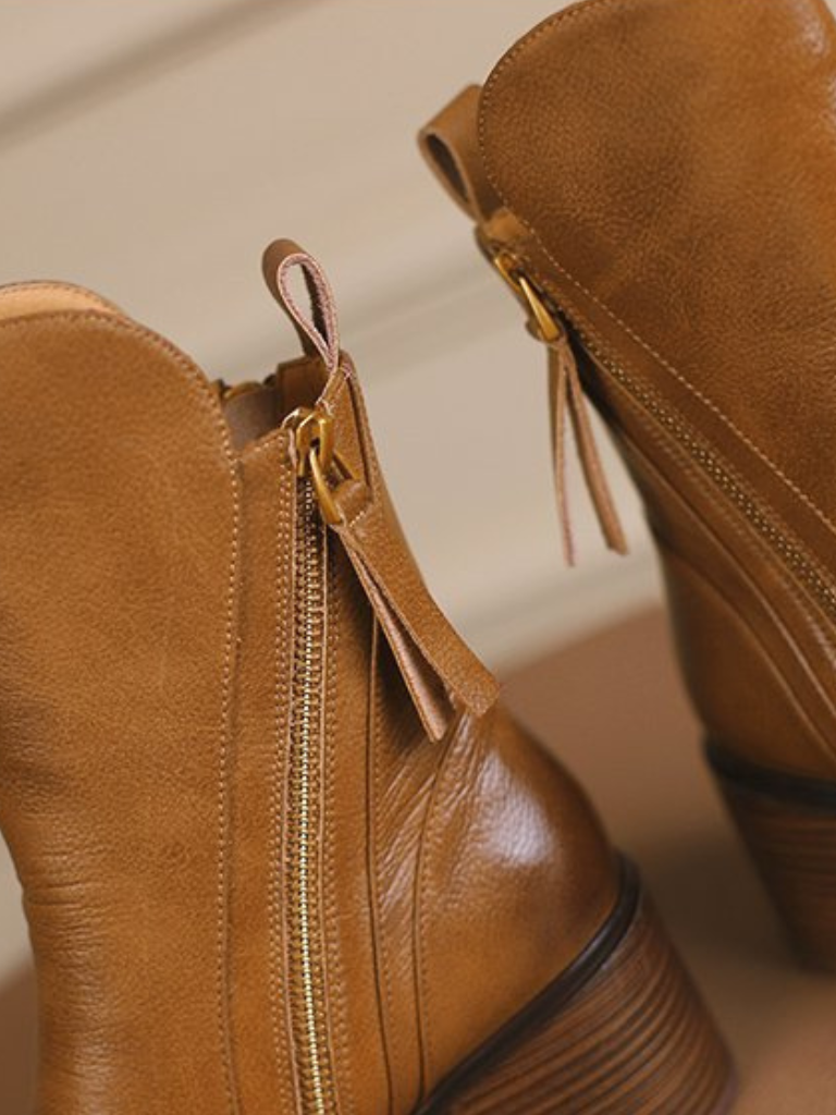 Barbara Støvler med Blokhæl" could be rephrased as "Barbara Støvler med Blokhæl Design.