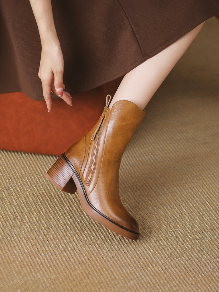 Barbara Støvler med Blokhæl" could be rephrased as "Barbara Støvler med Blokhæl Design.