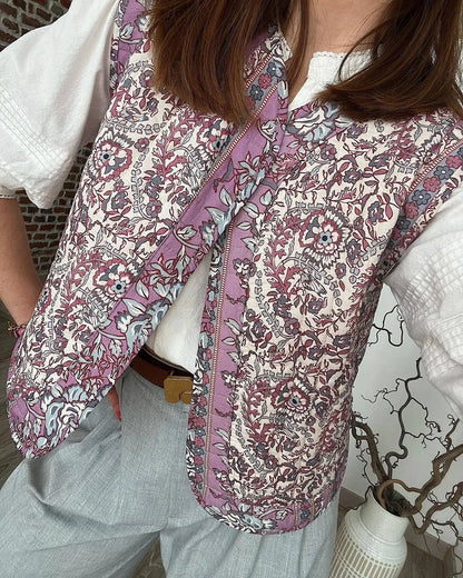 Freja | Blomsterprintet quiltet vest med åben front – ideel til et afslappet, retro look.