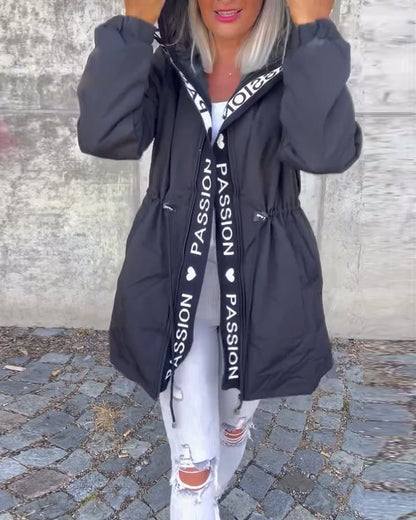 Casual hættejakke med snøre og bogstavmotiv