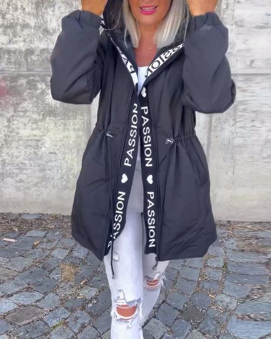 Casual hættejakke med snøre og bogstavmotiv