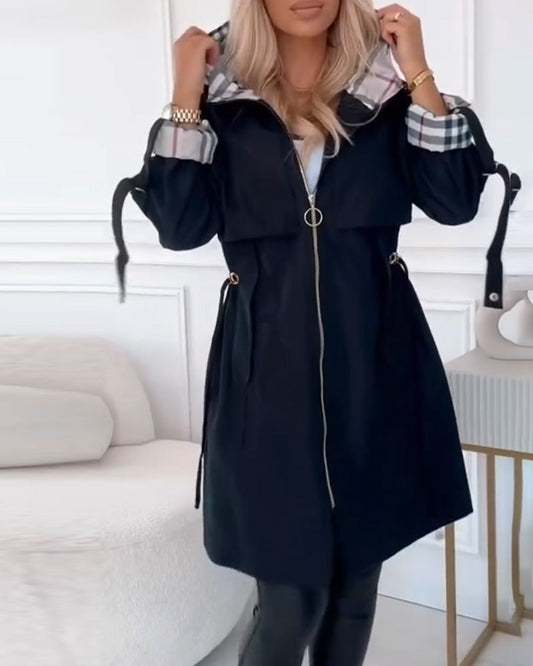 "Trenchcoat med Hætte" can be rewritten as "Hættetrenchcoat".